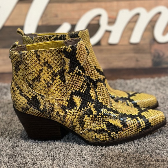 Sam Edelman Shoes - Sam Edelman Women’s Leather Yellow Snakeskin Booties Size 6.5.

Preowned